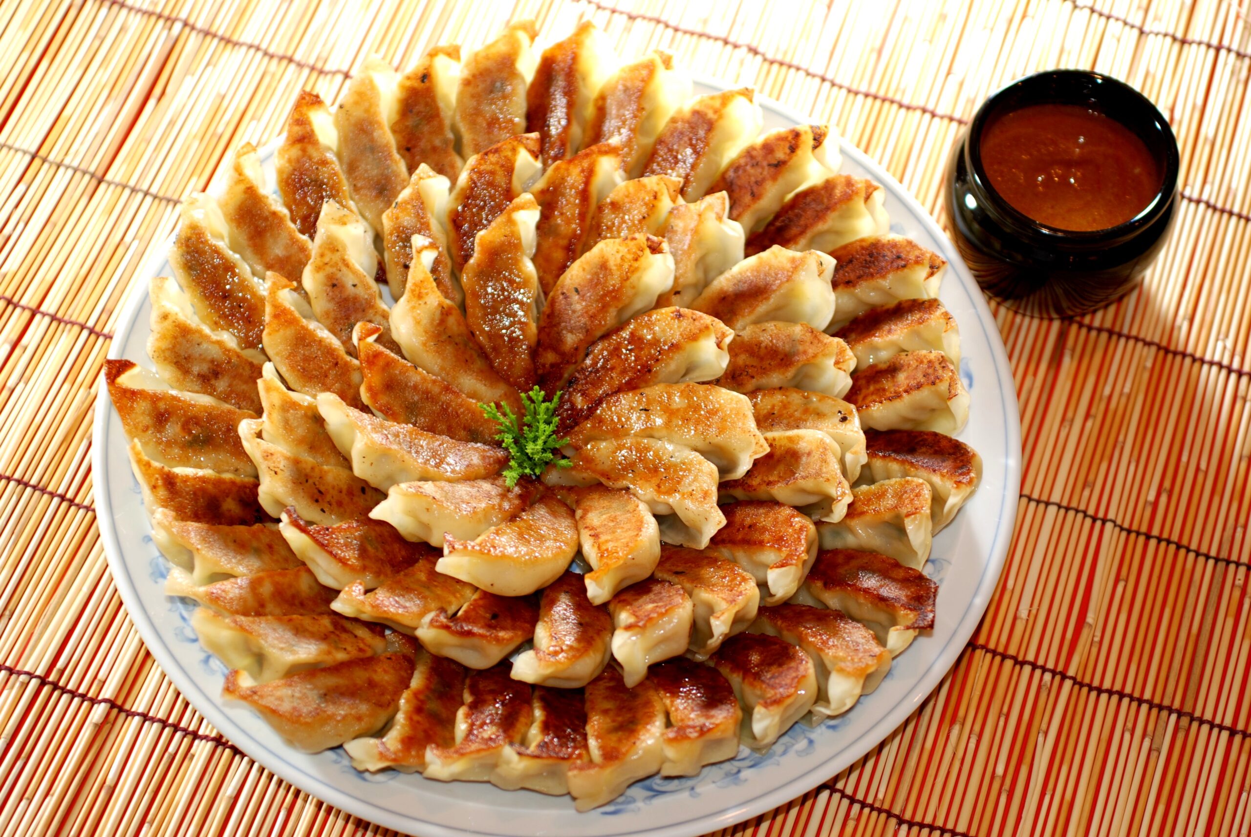 神戸名物！味噌だれ餃子